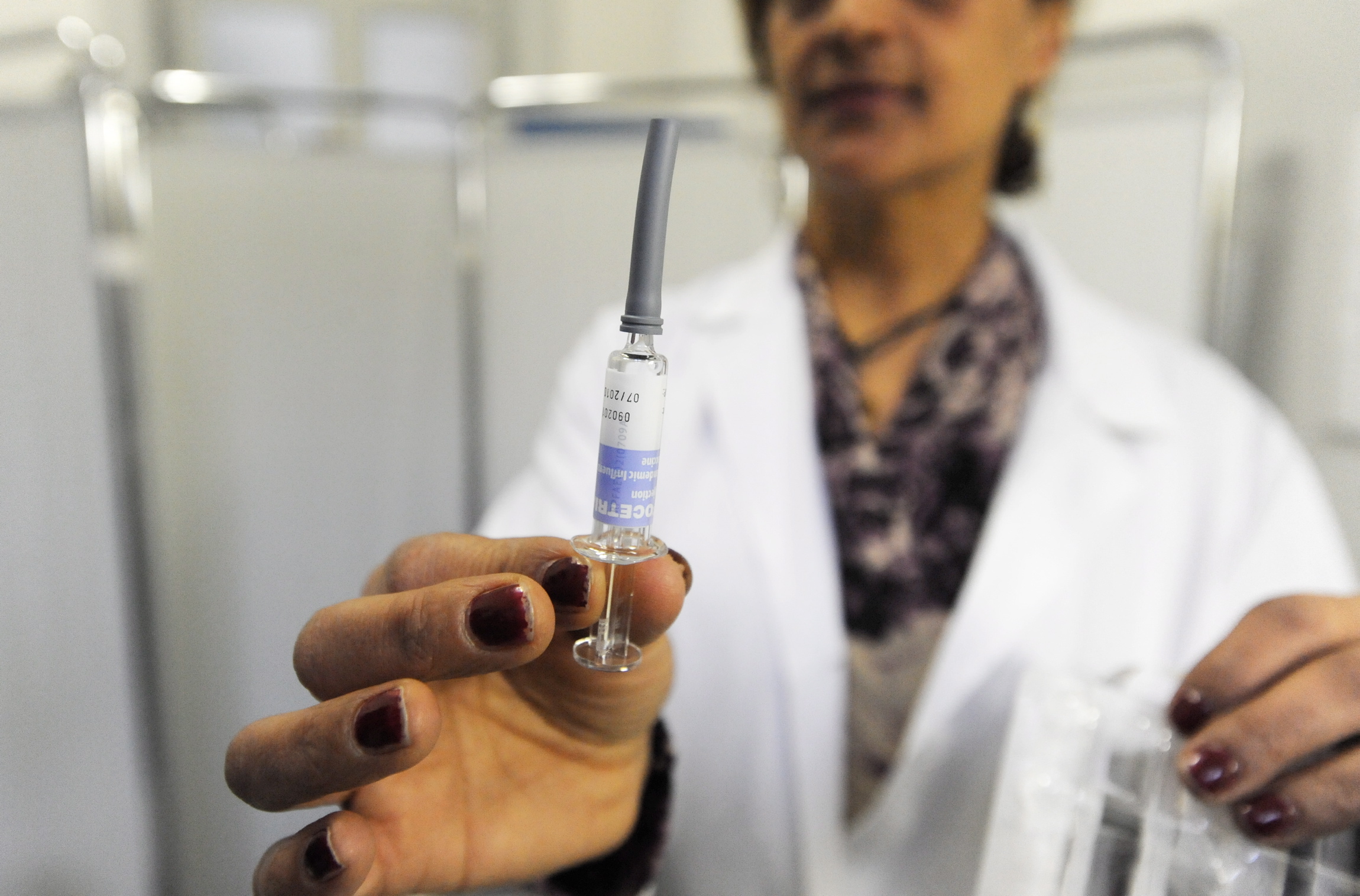 'Iter accelerato per ok vaccino', bufera su commissario Fda
