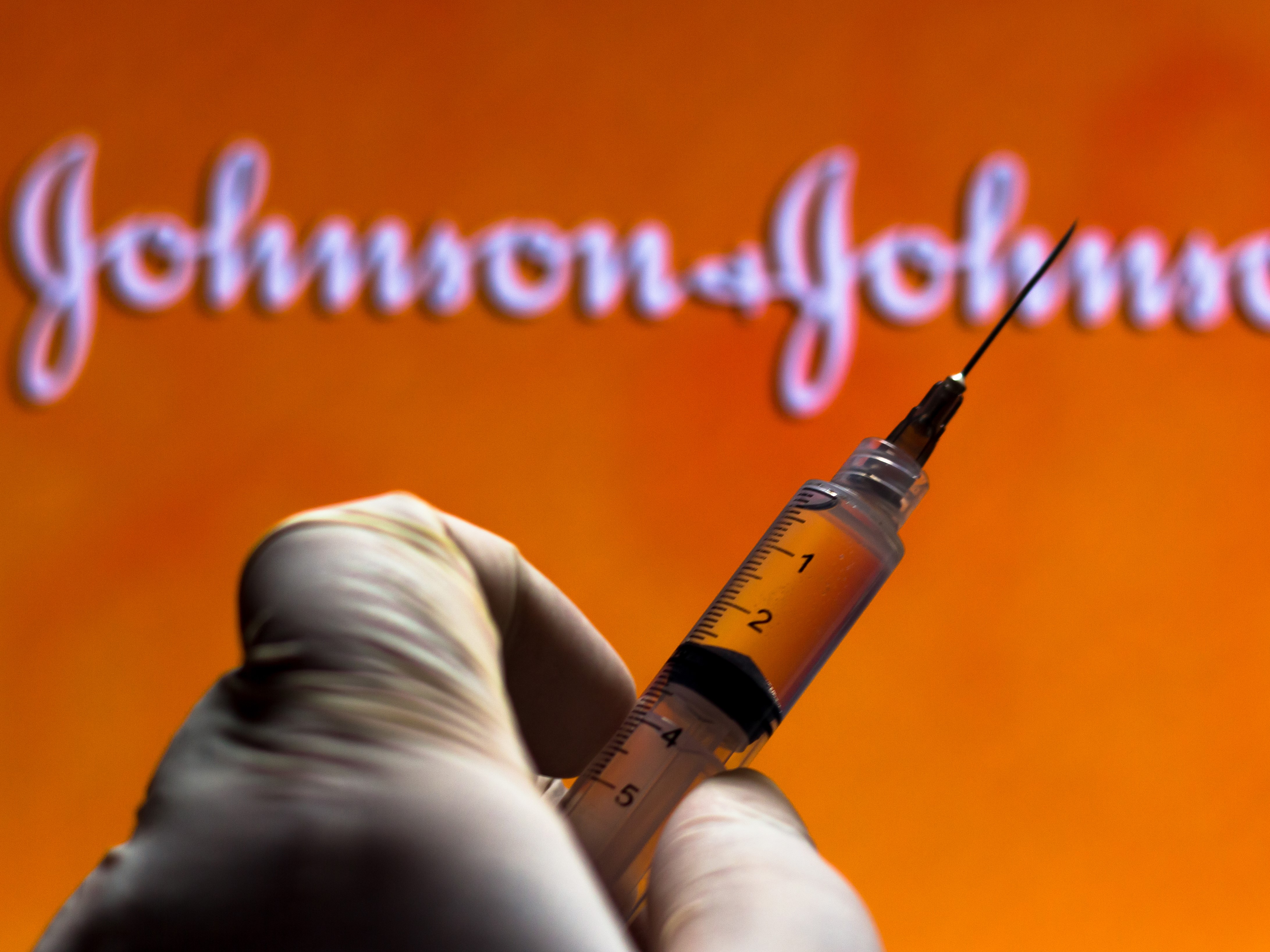 Ok Aifa a ricavare sesta dose 'residuale' da fiale vaccino J&J