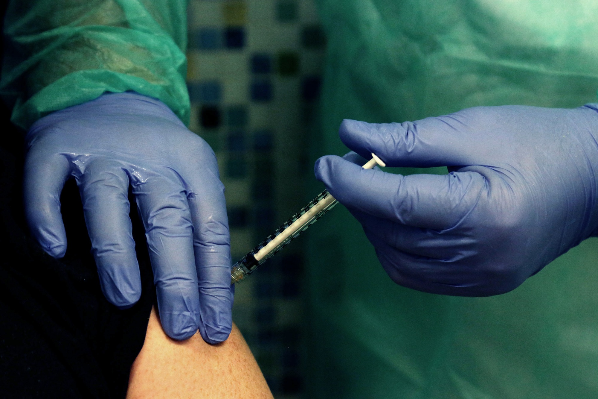 Fedriga, 'biologi, ostetriche e tecnici sanitari somministreranno vaccini'