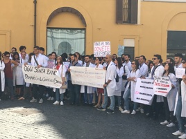 Protesta giovani medici a Montecitorio, allo sbando su specialit