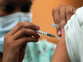 Vaccini, verso la somministrazione in farmacia?