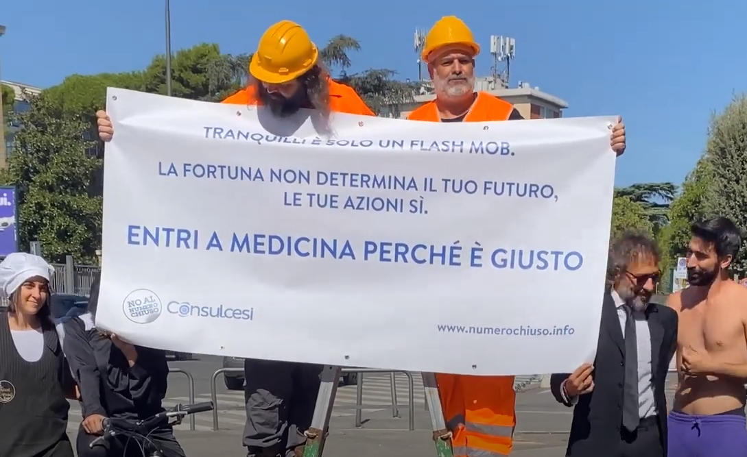 Sapienza Roma, flash mob 'antisfiga' Consulcesi, 'entri perch  giusto'