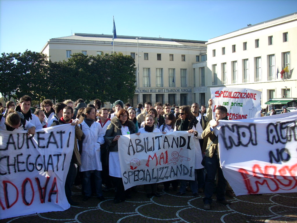 I medici specializzandi scendono in piazza, sit-in a Roma il 10 maggio