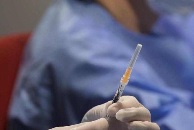 Covid, 62enne vaccinato 217 volte, il caso finisce su Lancet